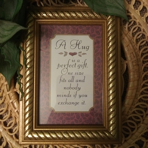 Unbranded Other - “Hug" plaque (NIB)